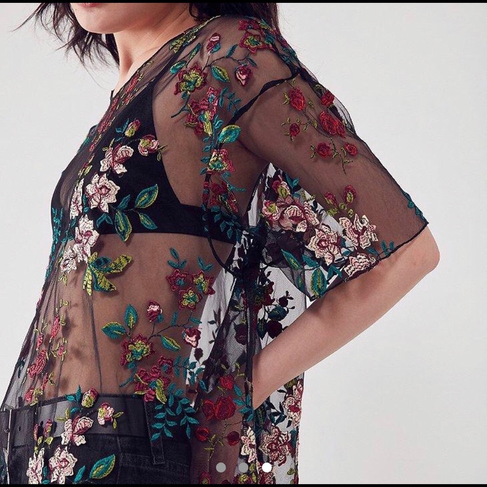 🌷floral embroidered sheer tee🌷